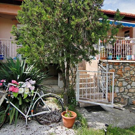 Countryside Cottage With Garden & Lake View Peraia  Exteriör bild